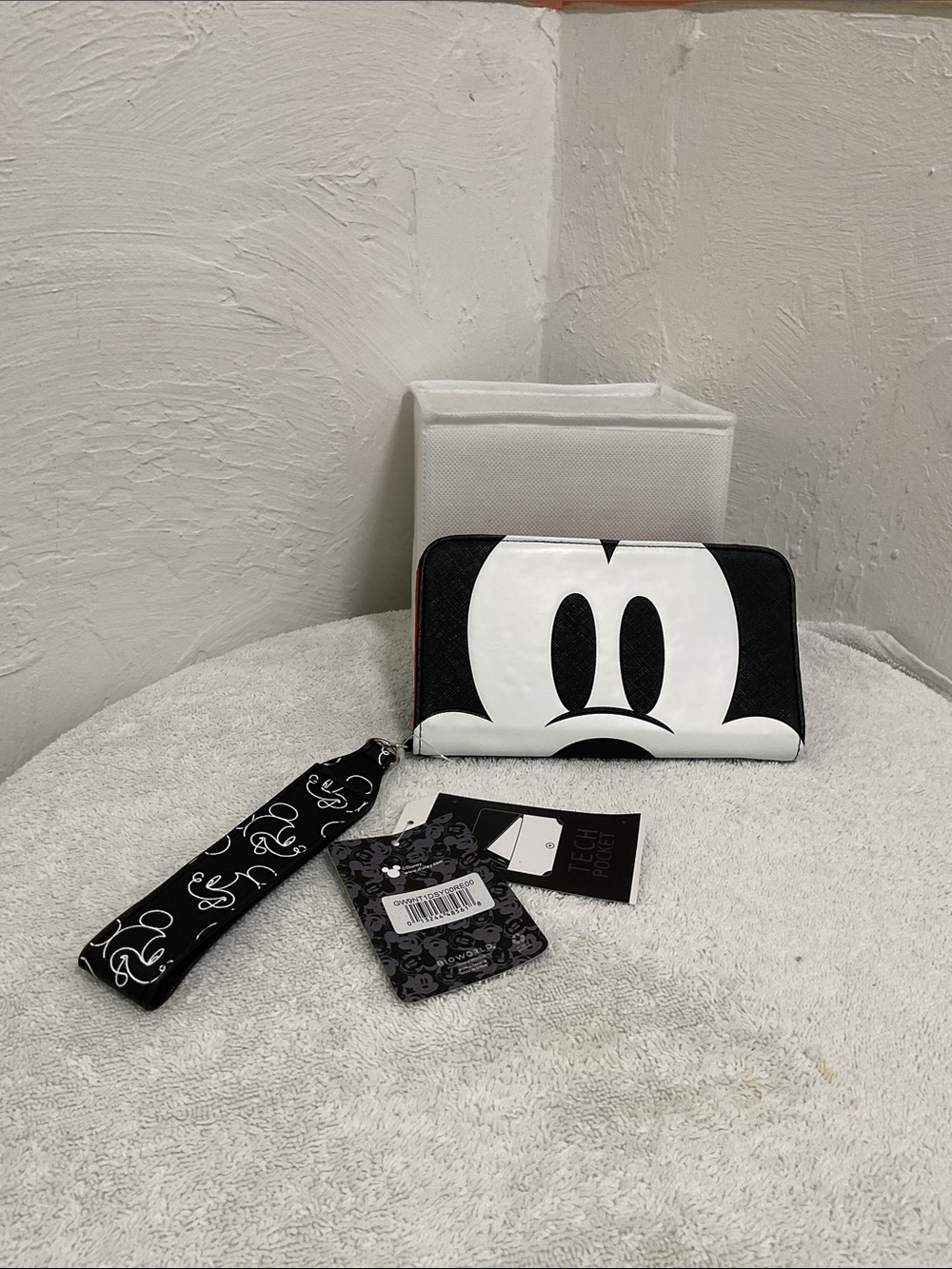 Bioworld Disney Mickey Mouse Graphic Tech Phone Pocket Wallet Wristlet NWT